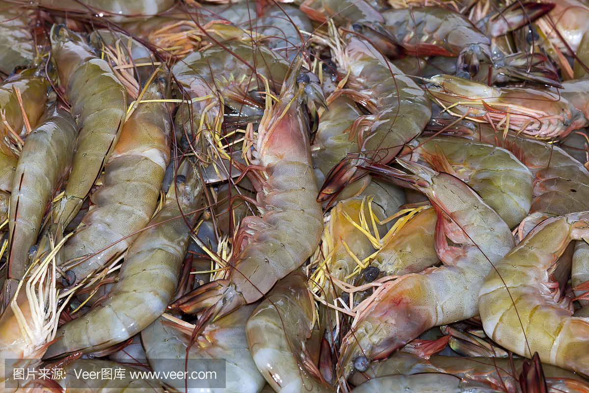 晚餐市场里,把鲜虾堆在盆里。顶视图。
